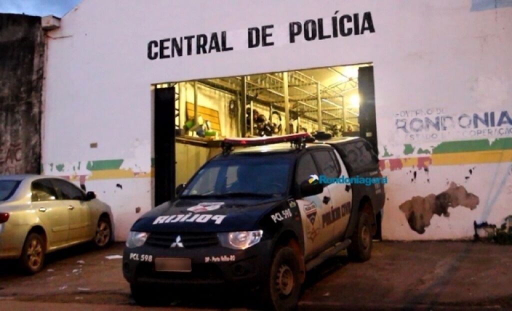 Homem agride esposa grávida com socos e chutes; PM usa bala de borracha para controlá-lo