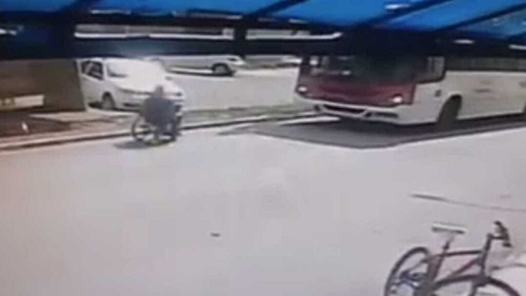 Imagens chocantes mostram cadeirante sendo esfaqueado no DF