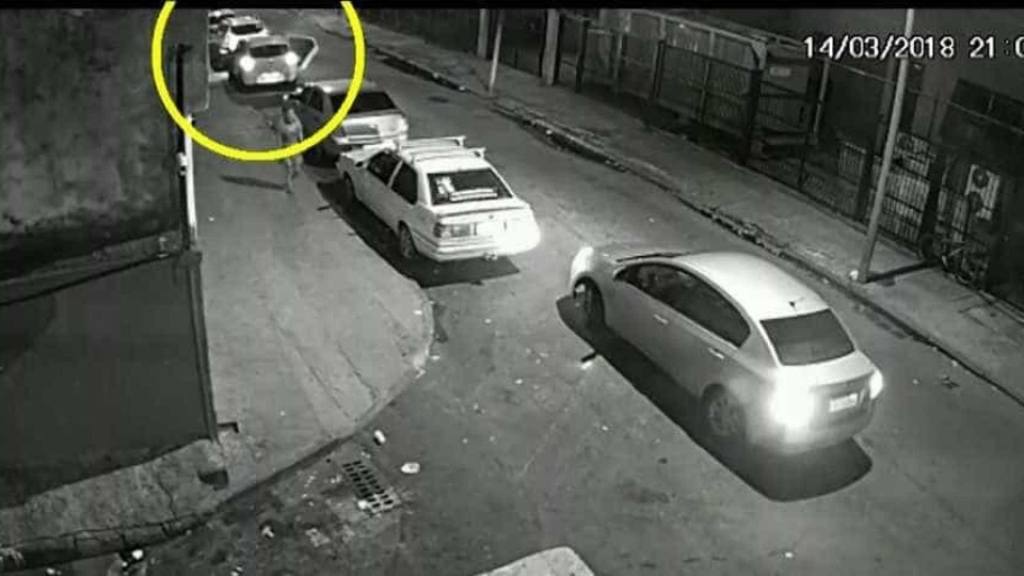 Imagens mostram carro seguindo Marielle Franco momentos antes do crime