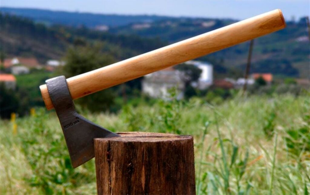 Imponente e cruel machado