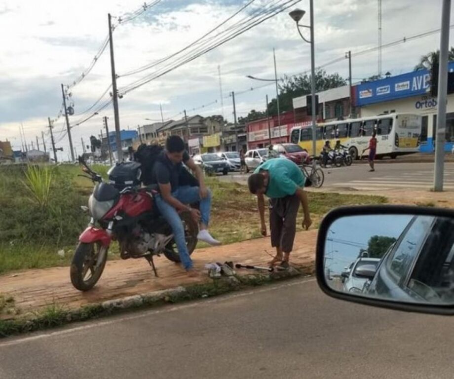 Jovem dar o seu próprio tênis para malabarista