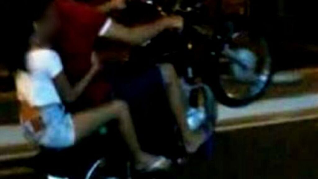 Jovem é preso após avançar sinal e empinar moto na frente da PM