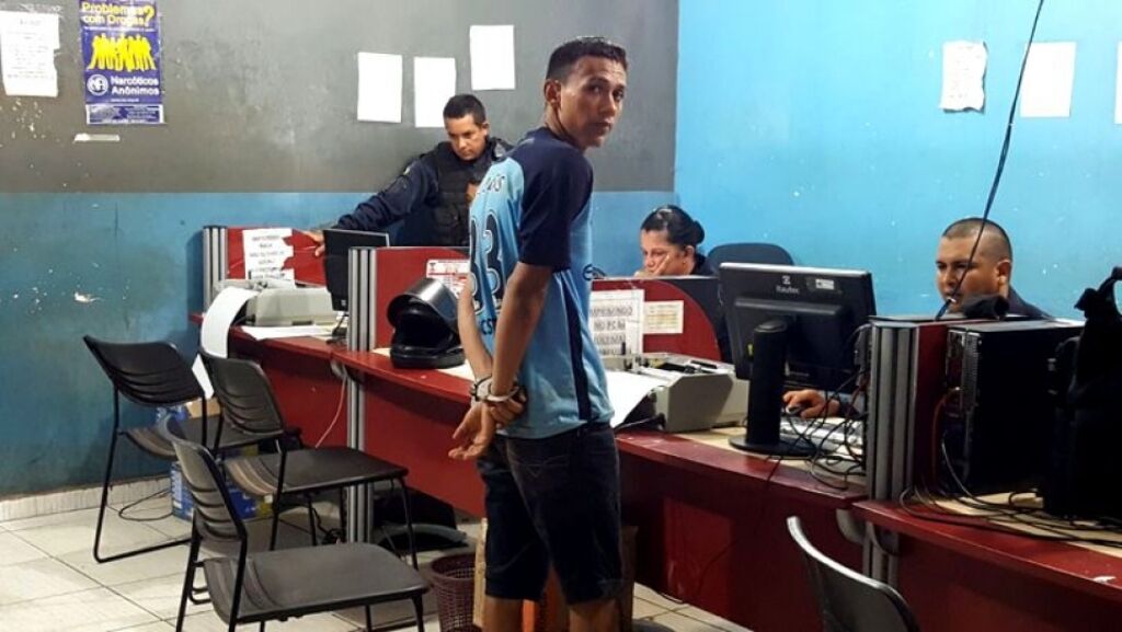 Jovem é preso após efetuar vários tiros na casa de morador na zona Leste