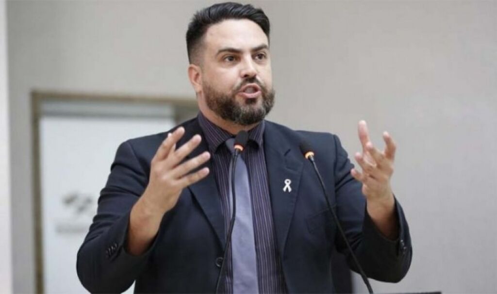Léo Moraes deixa o PTB pelo Podemos