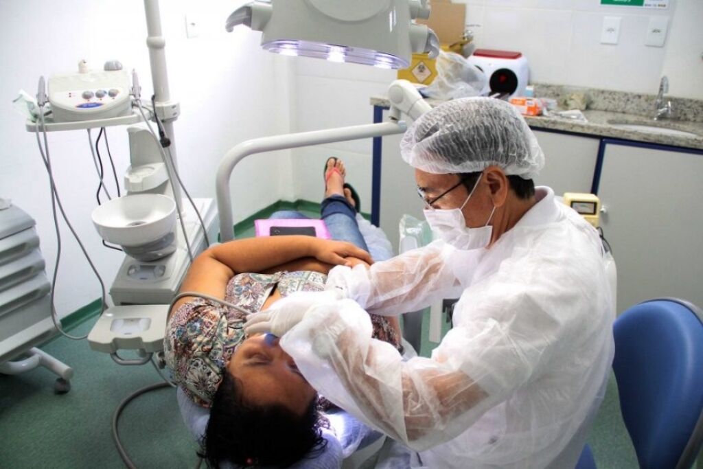 Lesão branca, ajuste de dentadura, implantes e biópsias. O CEO cuida disso.