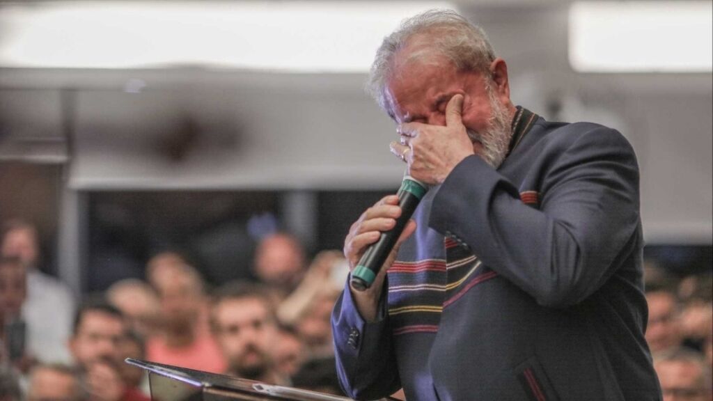 Lula diz que não respeita decisão do TRF-4 e que quer ser candidato mais do que nunca