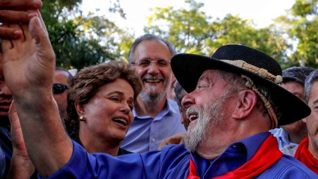 Lula enfrenta protesto pelo 3º dia e diz ser alvo de ódio
