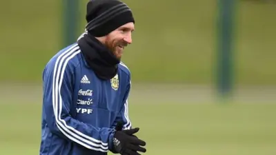 Messi está fora de amistoso entre Argentina e Espanha após sentir dores