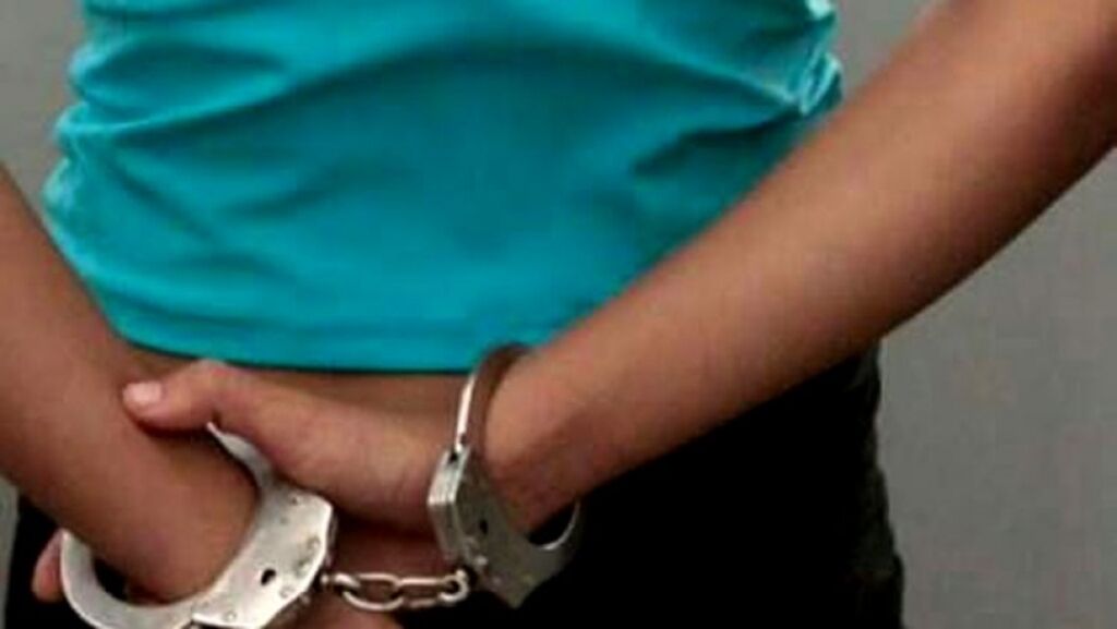 Mulher é presa após invadir casa e agredir casal