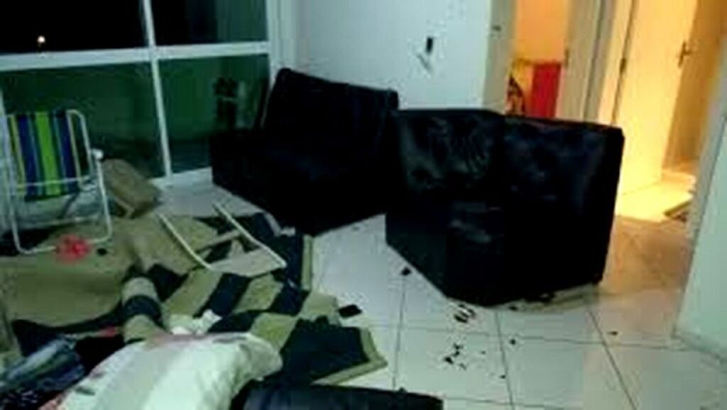 Mulher é presa por invadir casa do ex e promover destruição