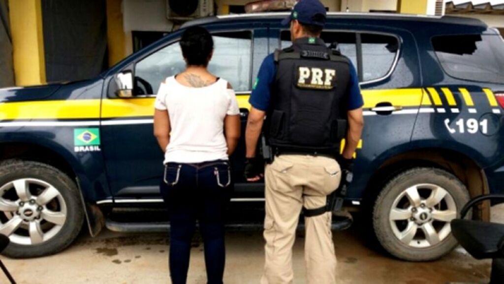 Mulher foragida da justiça é presa pela PRF em abordagem na BR 364