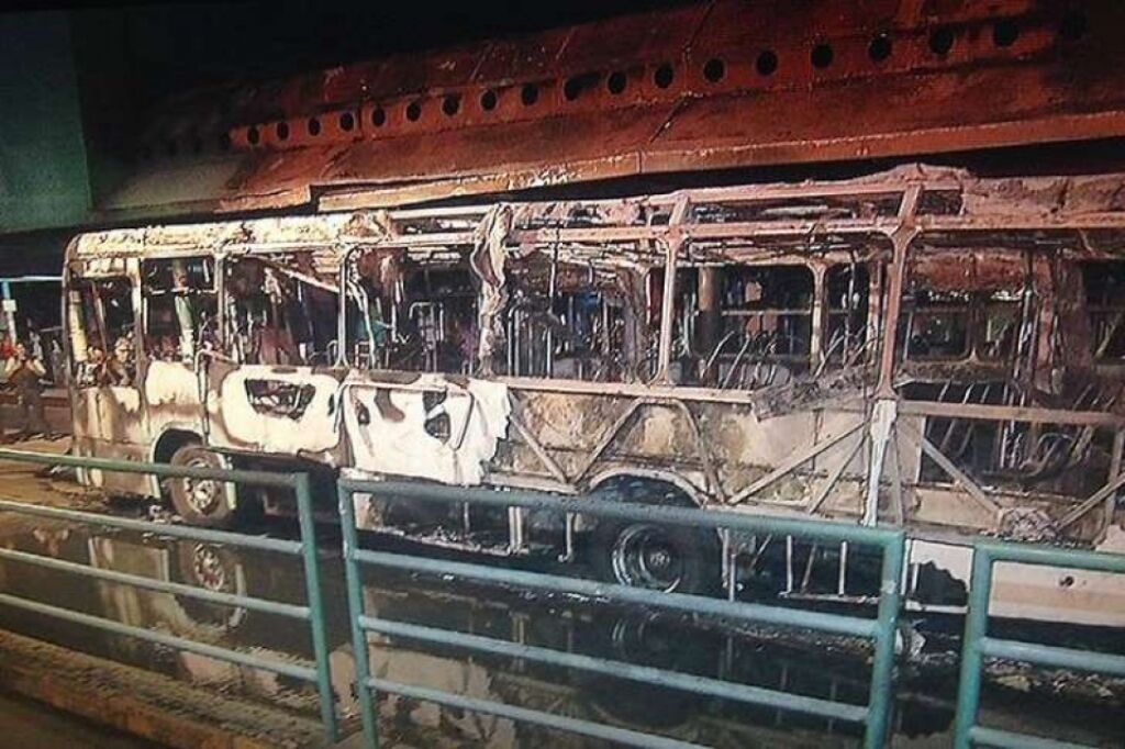 Noite de caos em Fortaleza: três mortos e cinco ônibus incendiados
