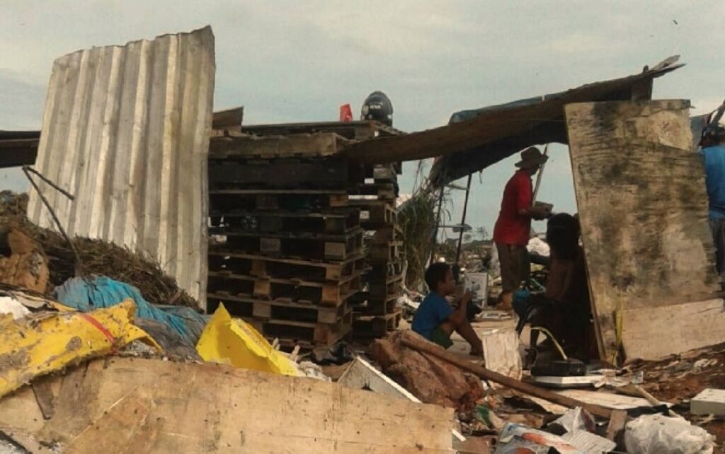 Operários do lixo na Vila Princesa remexem 450 toneladas por dia e tiram até alumínio