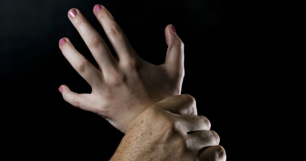 Padrasto é preso por abusar da enteada enquanto esposa vai à faculdade
