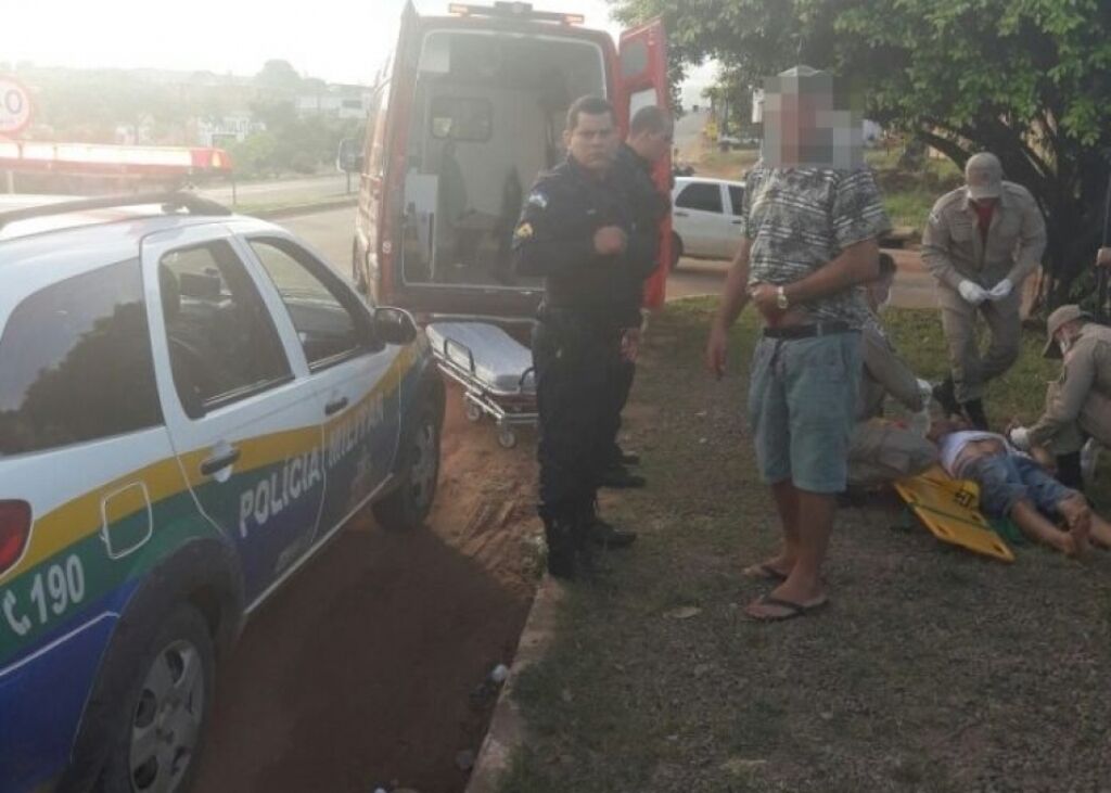 Pai e filho são esfaqueados durante briga em bar