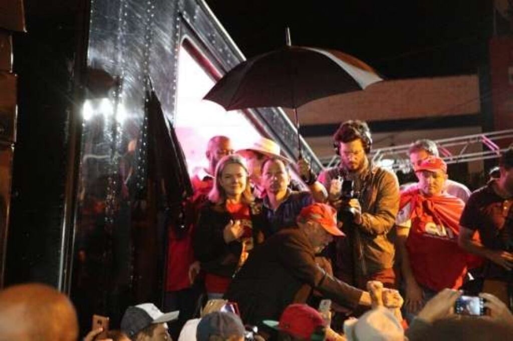 Palanque de Lula é atingido por ovos e ex-presidente reage: 'canalha não tem cara'