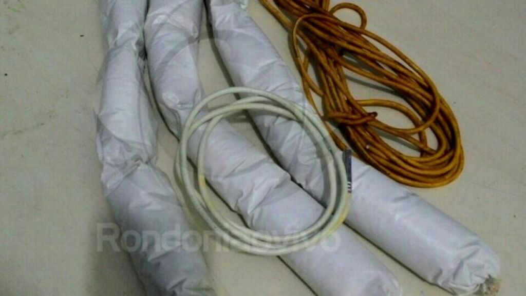 PM flagra dupla atrás de agência bancária e apreende explosivos
