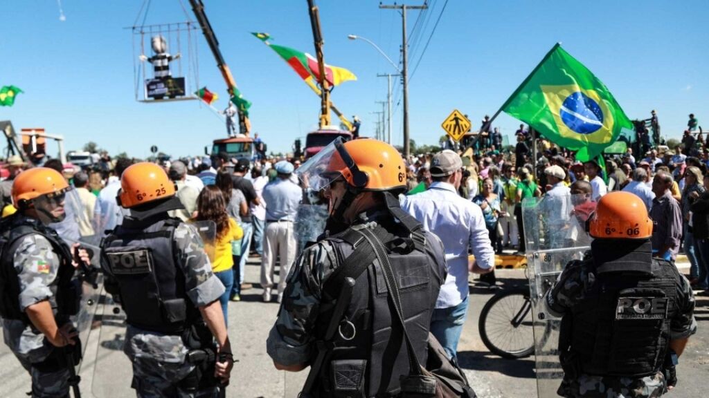 Polícia usa gás lacrimogêneo para dispersar manifestantes anti-Lula