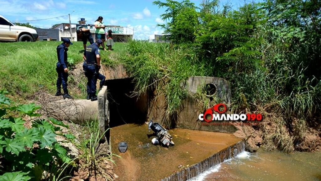 Populares encontram motocicleta abandonada dentro de bueiro