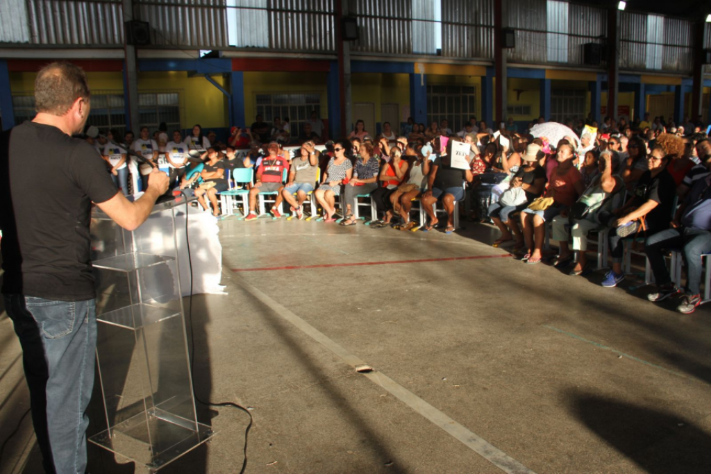 Prefeito inicia cadastro de moradores do Areal
