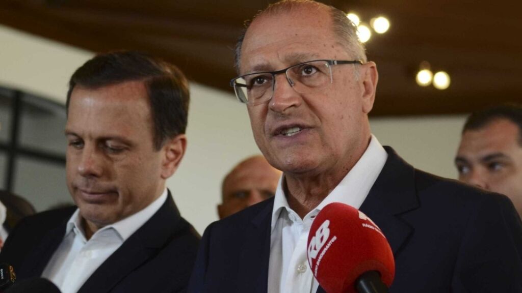 PT 'colhe o que planta', diz Alckmin sobre ataque à caravana de Lula