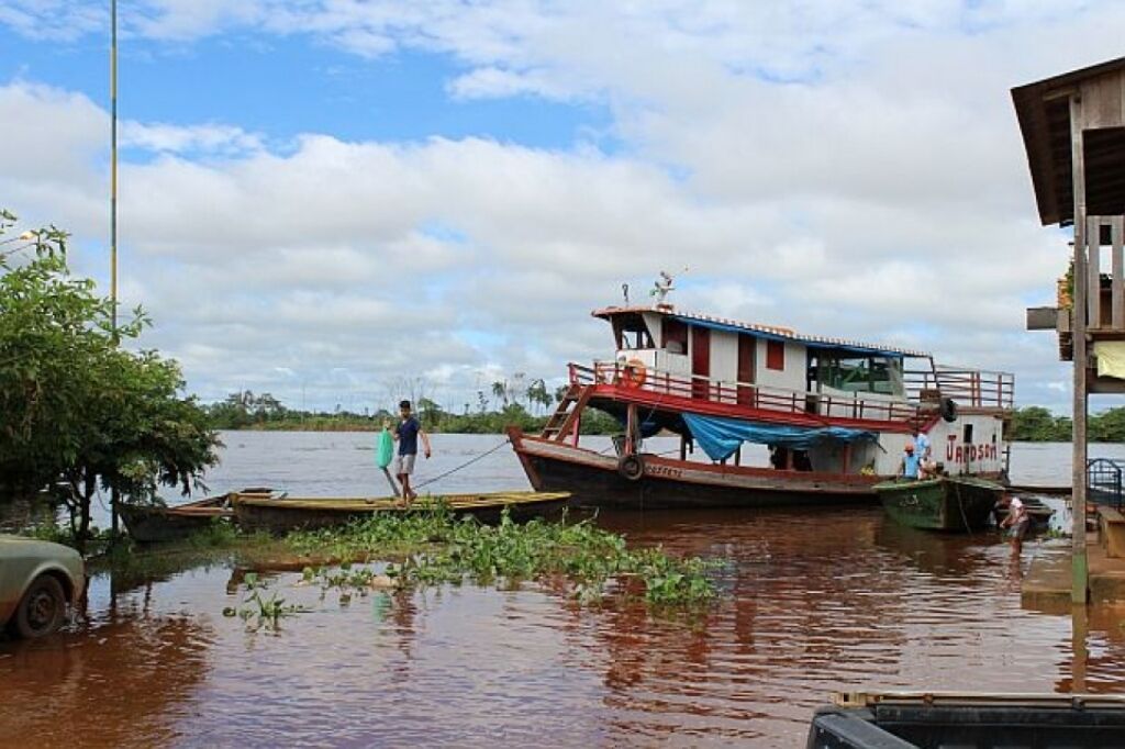 Água do rio Mamoré invade ruas de Guajará-Mirim, na fronteira Brasil-Bolívia