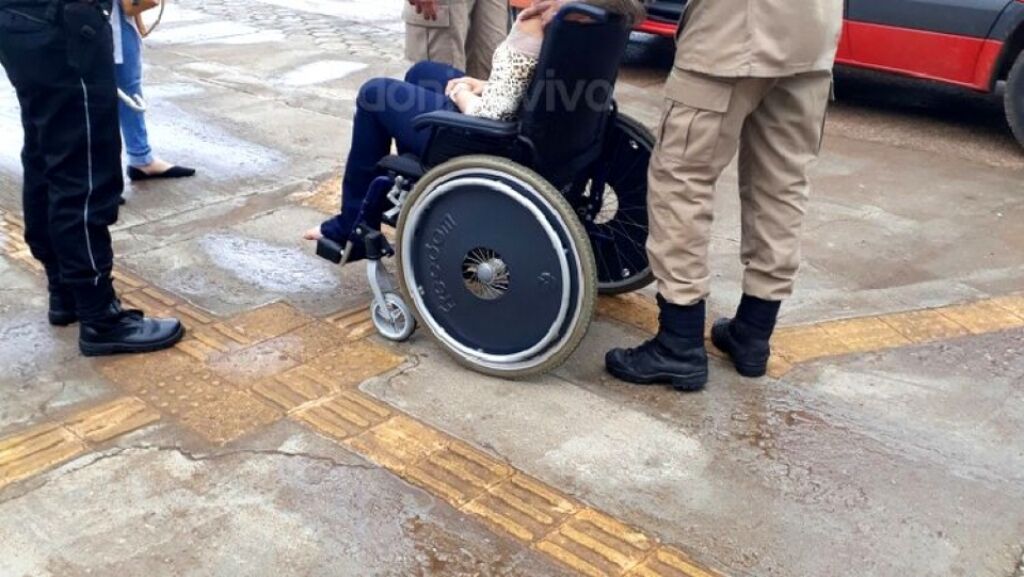Servidores ficam presos em elevador no CPA
