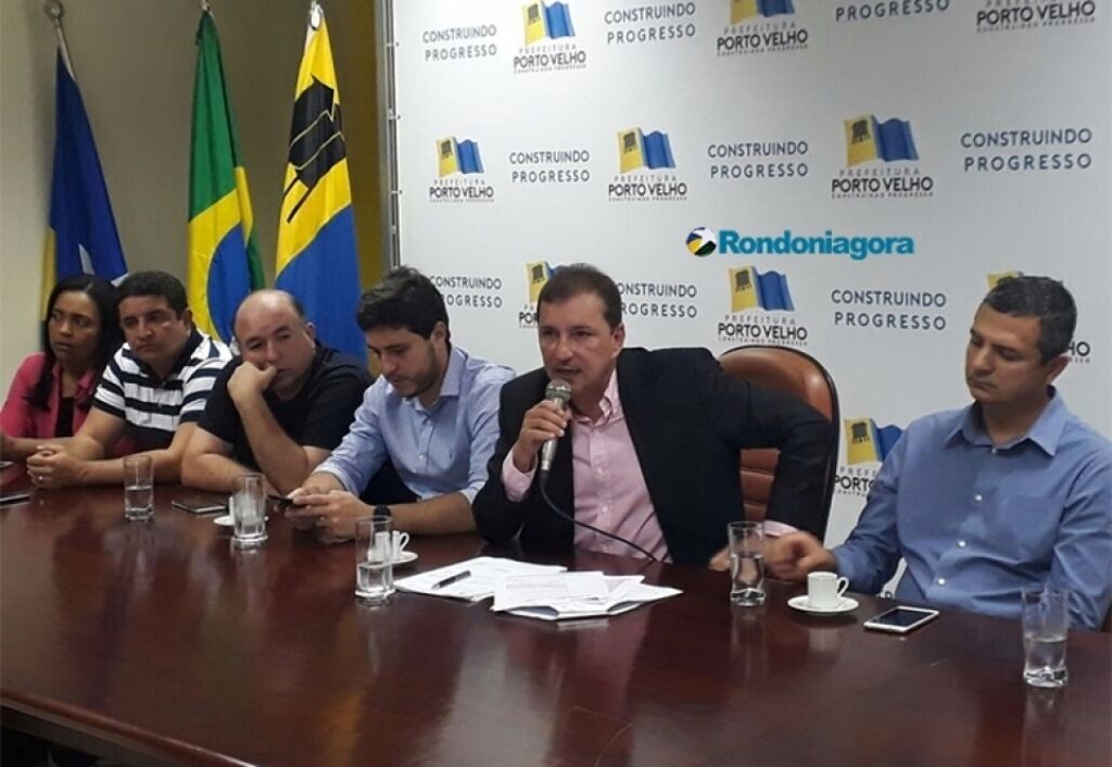 Táxi lotação só existirá por aplicativo, explica prefeito ao condenar greve no transporte coletivo