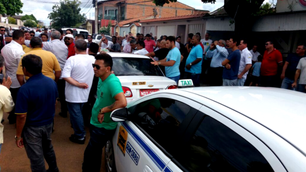 Taxistas pressionam vereadores para liberar táxi compartilhado na capital