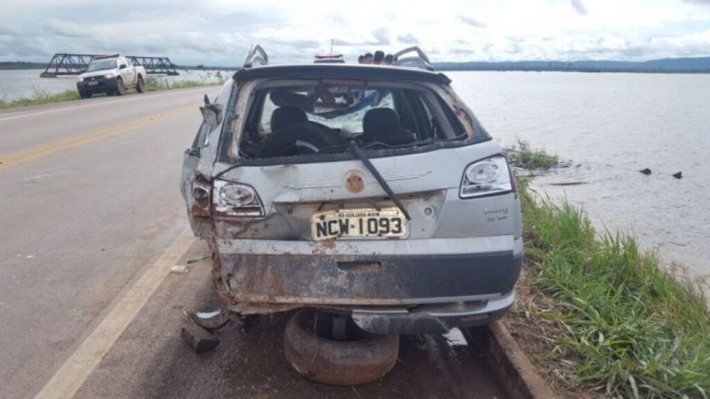 TRAGÉDIA: Mãe e filho morrem após veículo cair em rio na BR-364