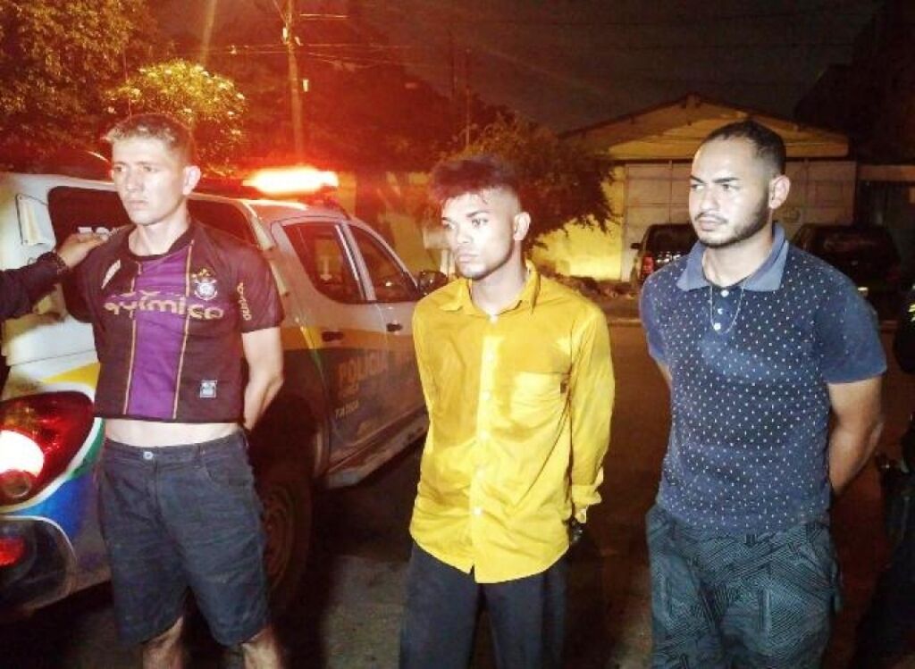 Trio em automóvel é preso com pistola