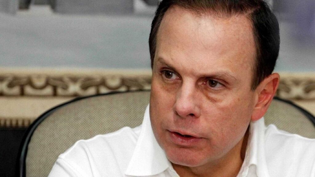 Vereador do PT processa Doria por viatura que fica na rua do prefeito