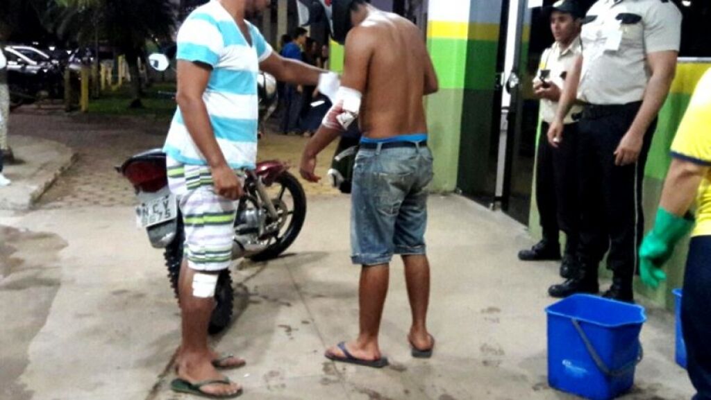 Vítima é atacada a facada ao reagir assalto a caminho de casa