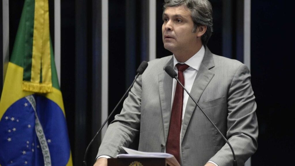 A gente decidiu registrar a candidatura do Lula, sim', diz Lindbergh