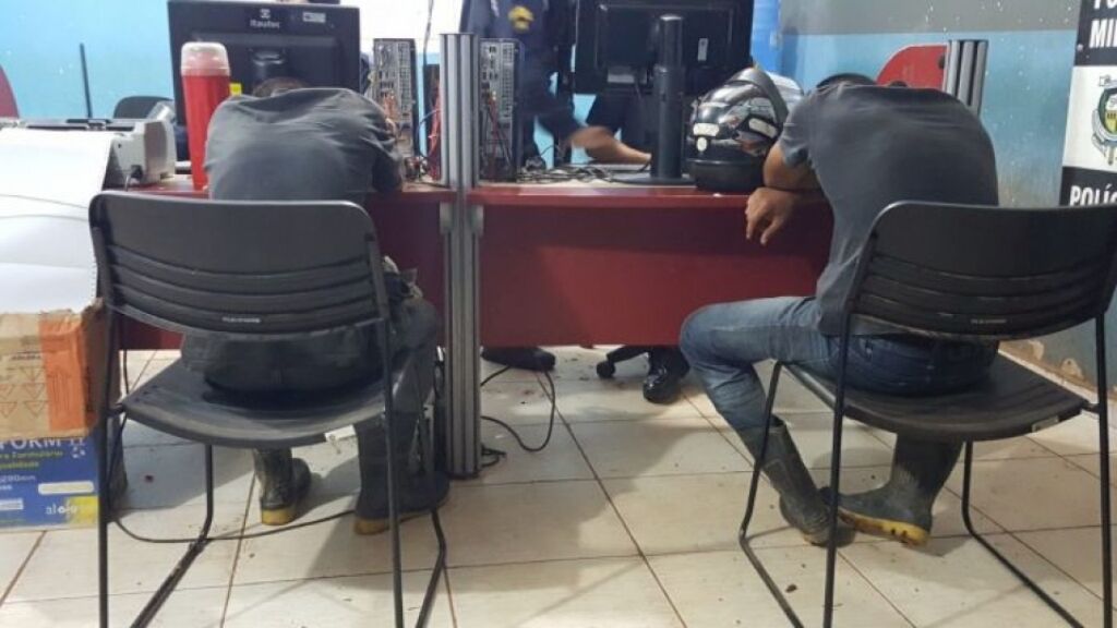 ABATIDOS: Dupla armada é presa após matar tatus a tiros