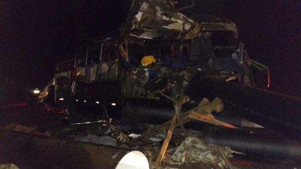 Acidente deixa 8 mortos e 12 feridos na BR-116 em Minas