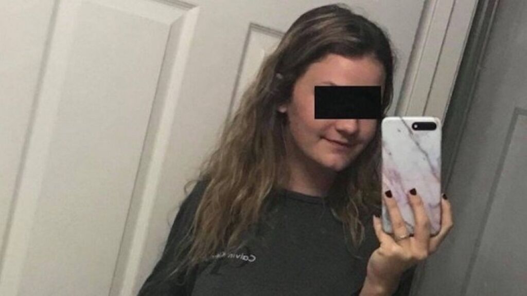 Aluna sem sutiã é obrigada a pôr band-aids sobre os mamilos em escola