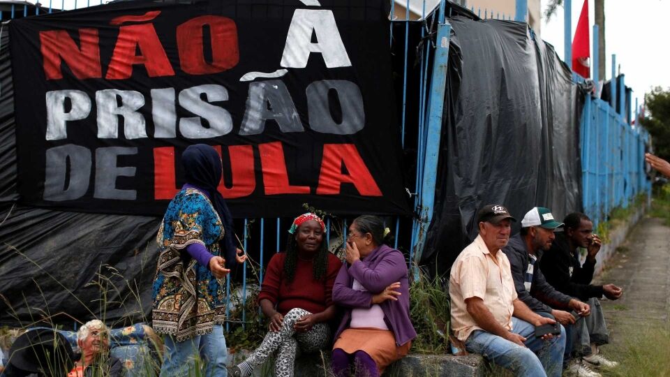 Ataque a tiros contra acampamento pró-Lula deixa feridos em Curitiba