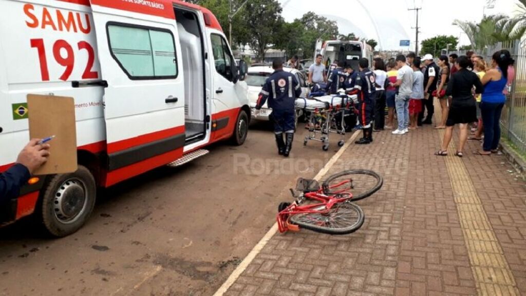 Ciclista é arrastado por carro em frente ao Shopping