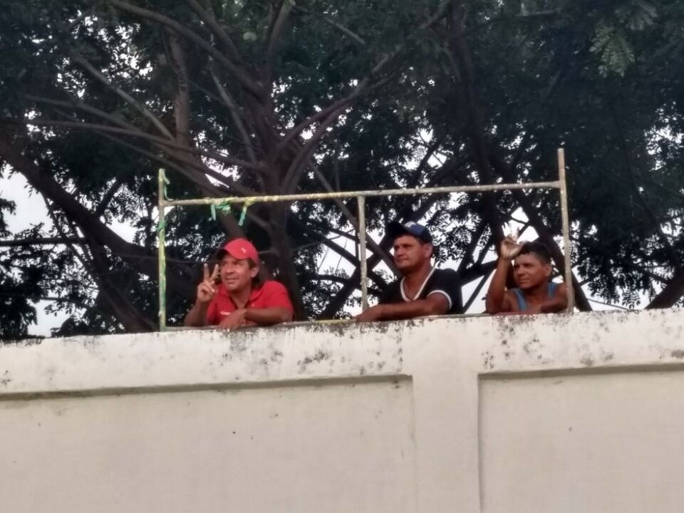 De portões fechados, torcida do Real assiste jogo em cima do muro do estádio