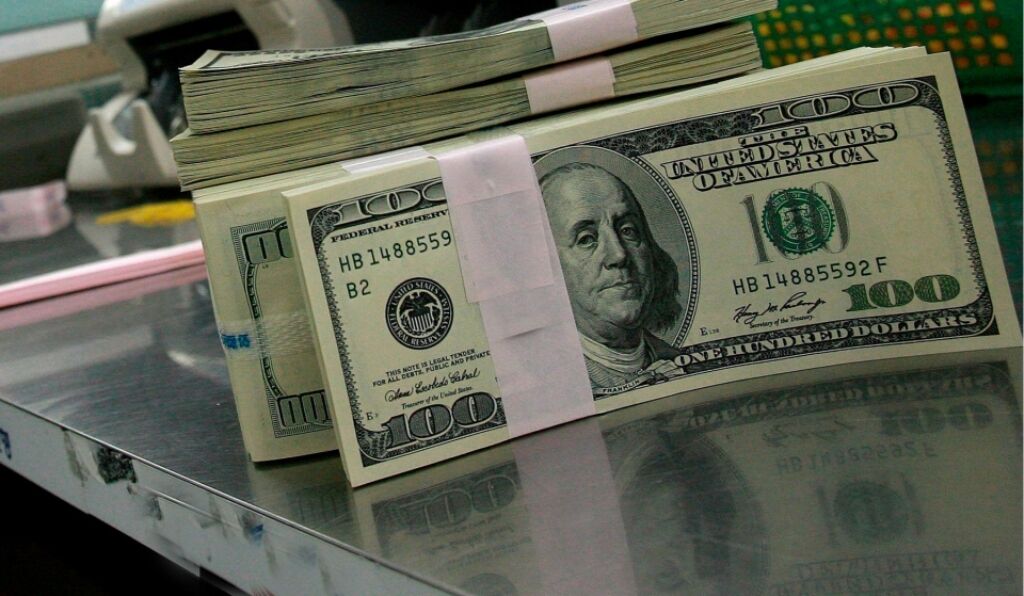 Dólar cai para R$ 3,30 após decisão do STF