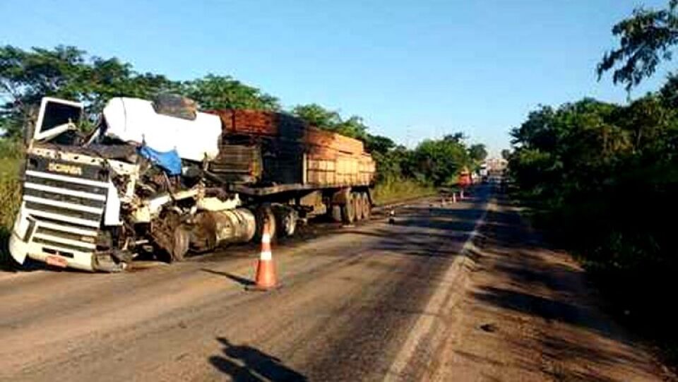 Duas carretas batem de frente, uma delas pega fogo e motorista morre na BR-364