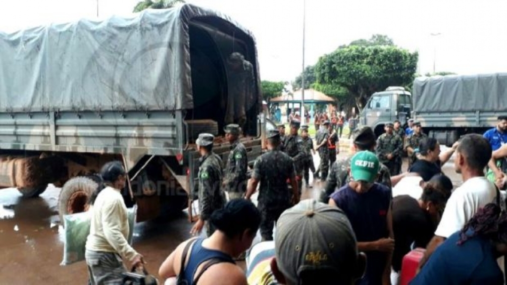 Exército resgata 40 passageiros que ficaram oito dias em ônibus atolado no ‘meião’ da BR-319
