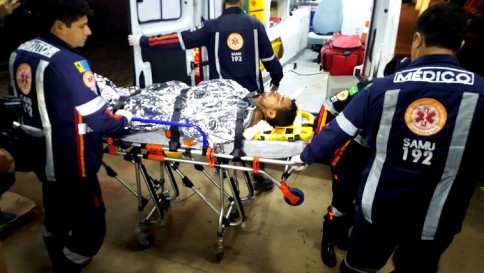 Homem é atacado a facadas durante luta corporal com desafeto