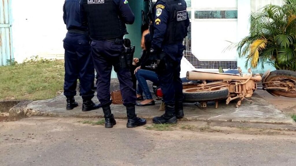 Homem embriagado causa destruição em ambulância na BR-364