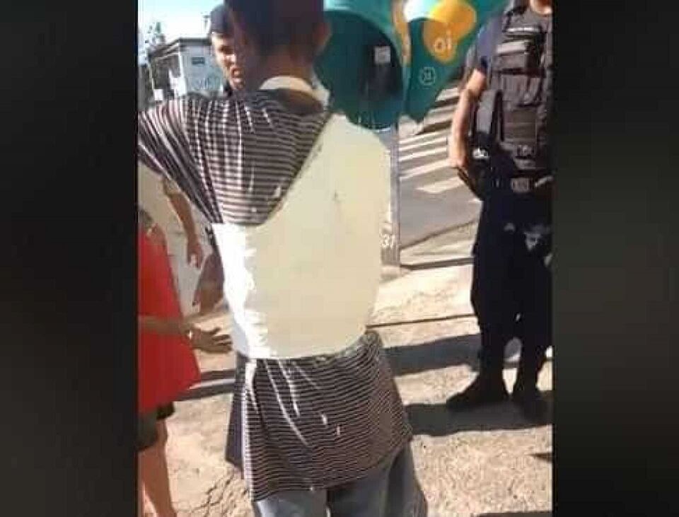 Idoso tem braço e tronco engessados por cima de roupa em UPA de BH