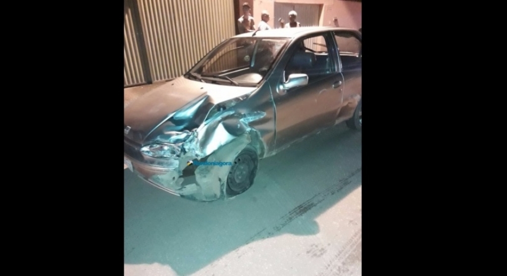 Instrutor de autoescola fratura perna e aluna fica ferida após colisão entre carro e moto