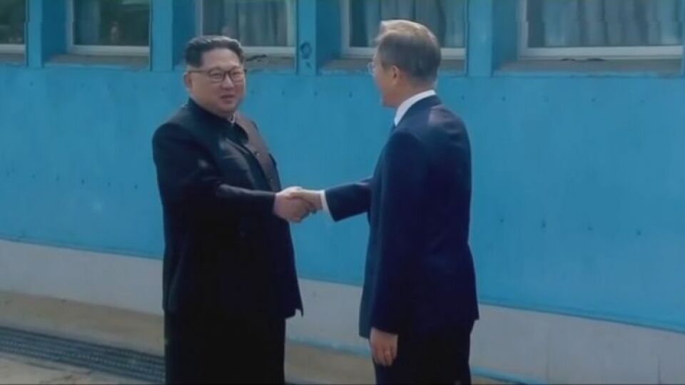 Kim Jong-un cruza a fronteira e se encontra com presidente da Coreia do Sul