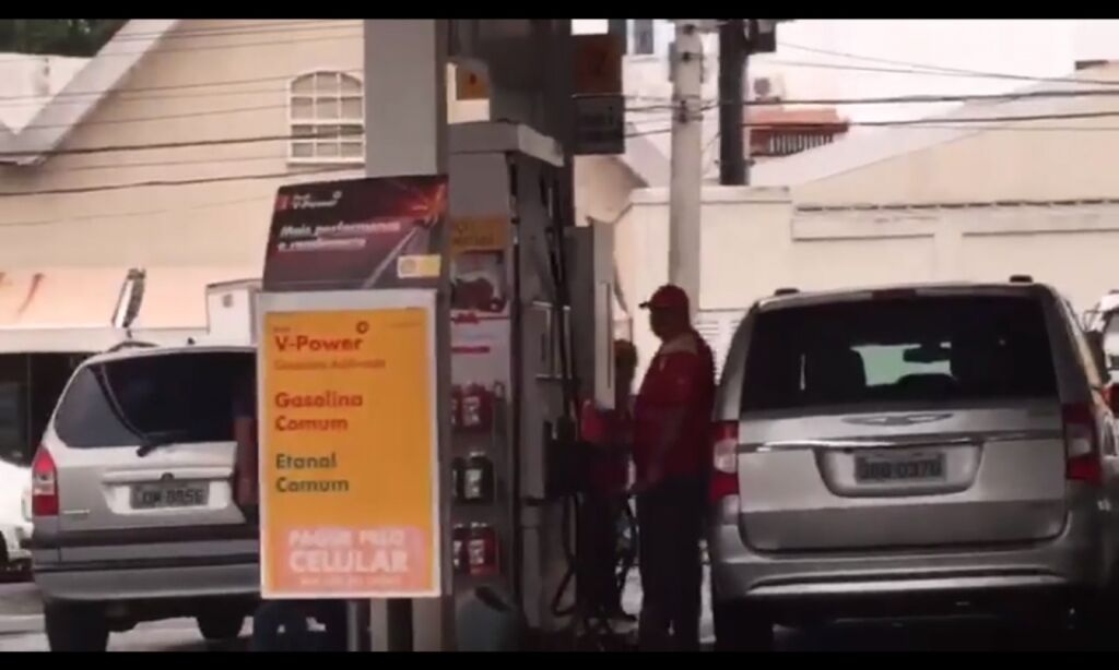 Frentista rouba gasolina na cara do consumidor