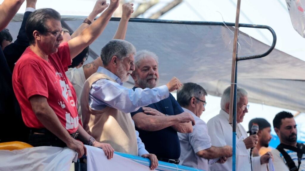 Lula diz que fará 'vontade da PF' e se entregará 'de cabeça erguida'